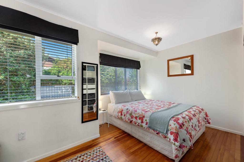 The Black Bach - Mt Maunganui Holiday Home Маунт-Маунгани Экстерьер фото
