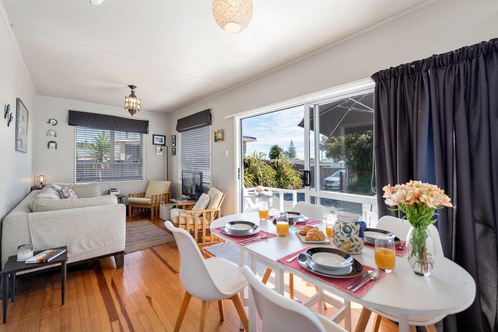 The Black Bach - Mt Maunganui Holiday Home Маунт-Маунгани Экстерьер фото